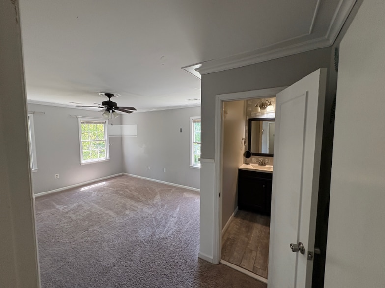 Building Photo - 4128 Saxonbury Way