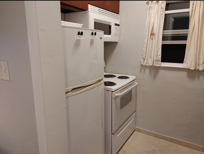 Building Photo - Furnished Studio with Carport & Storage - ...