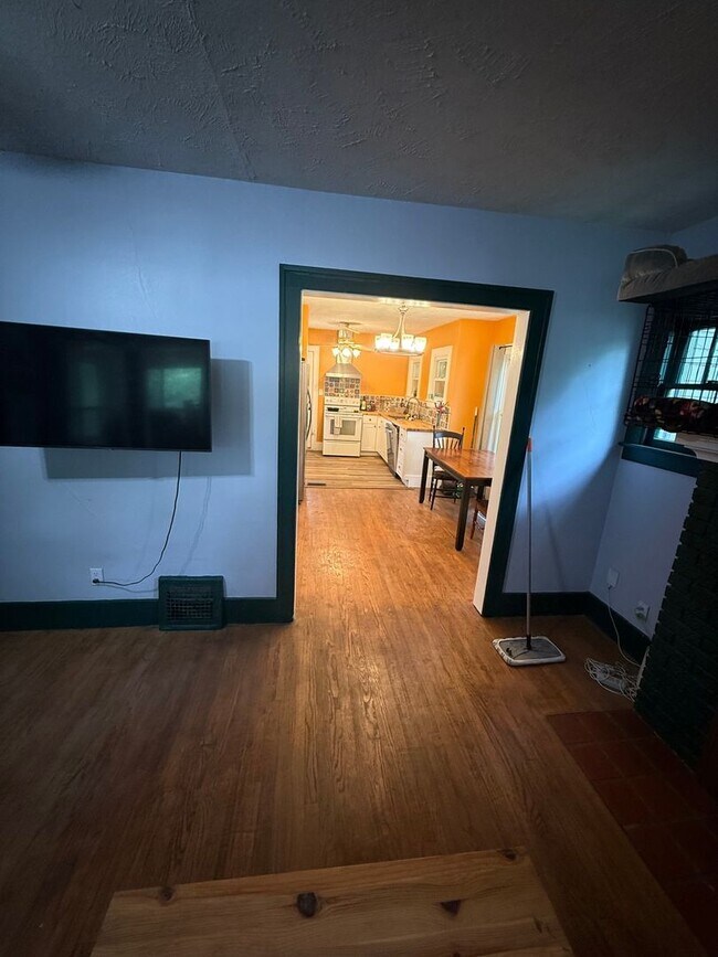 Building Photo - Charming 3BR House in Waterford