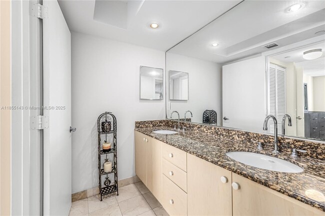 Building Photo - 6917 Collins Ave