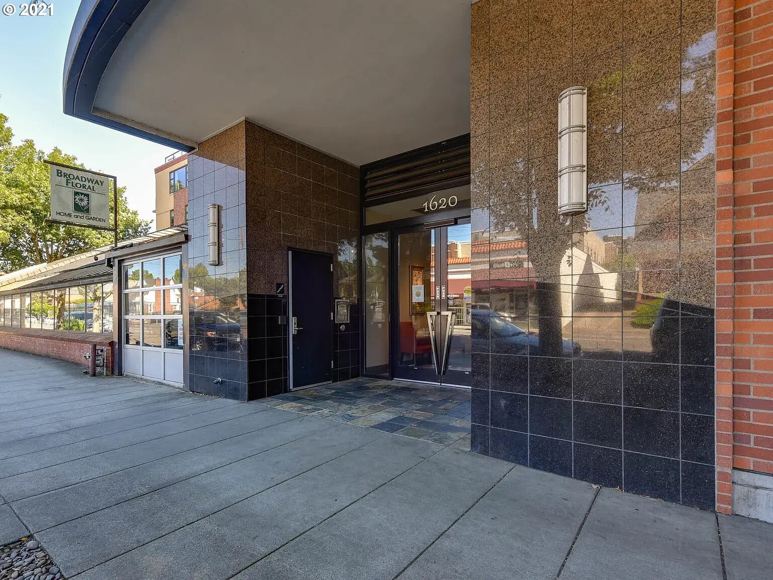 Building Photo - 1620 NE Broadway St