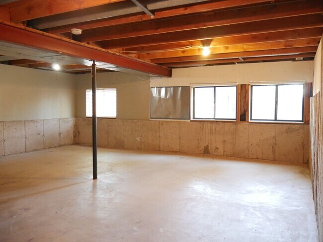 Building Photo - 4 bed/2.5 bath home
