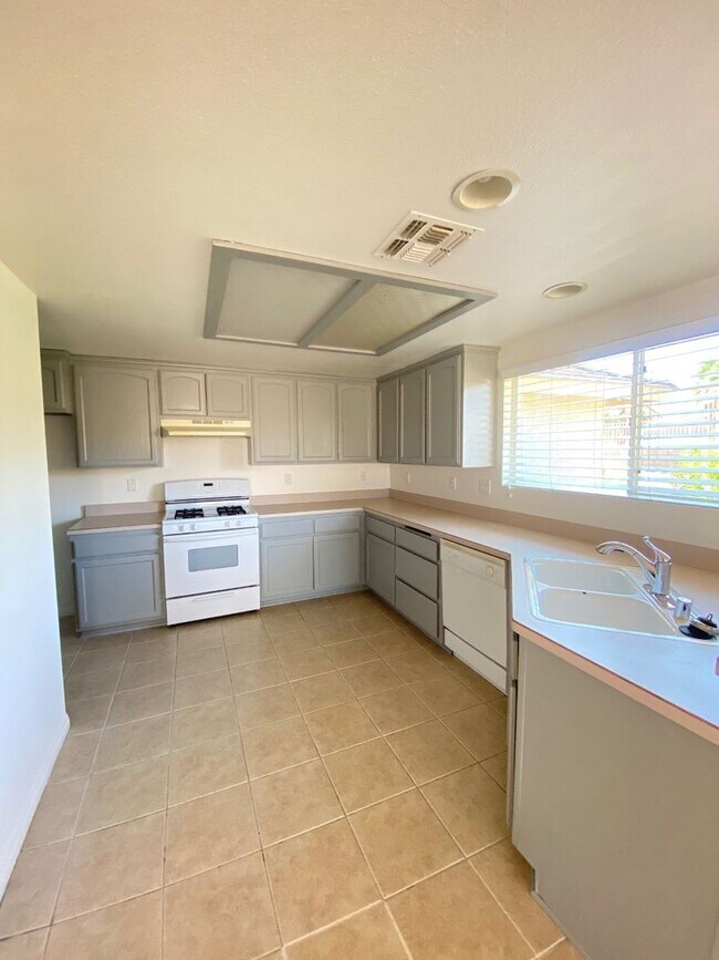 Building Photo - AVAILABLE NOW $200 off First Month Rent