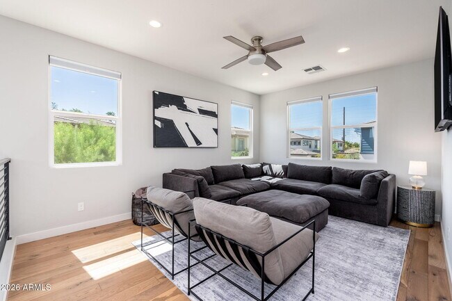 Building Photo - 1555 E Ocotillo Rd