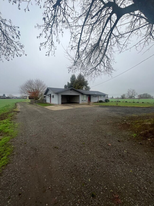 Building Photo - Country living just minutes from town!!! 3-Bed 2-Bath home