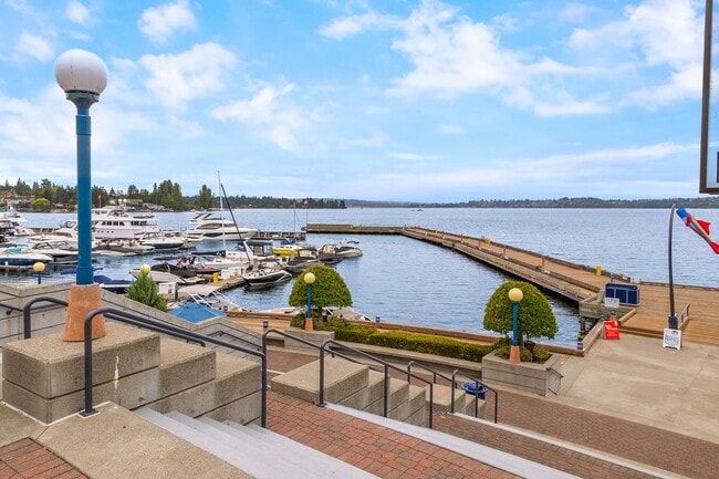 Building Photo - 3 bedroom townhome in perfect location in ...