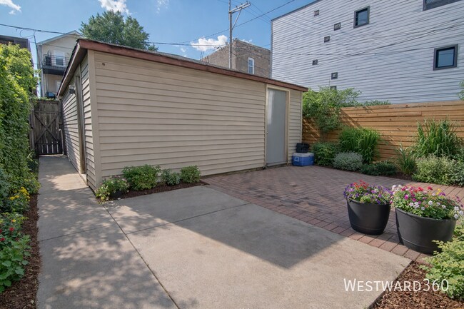 Building Photo - 954 N Honore St