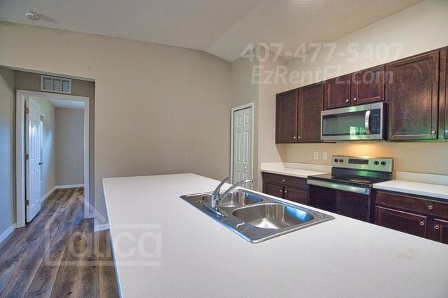 Building Photo - 121 Parish Dr