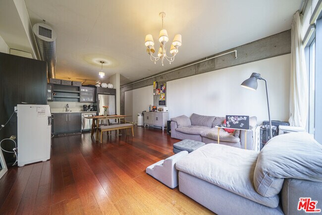 Building Photo - 1100 S Hope St