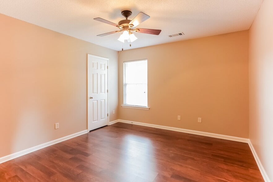 Building Photo - 4064 Sidlehill Dr