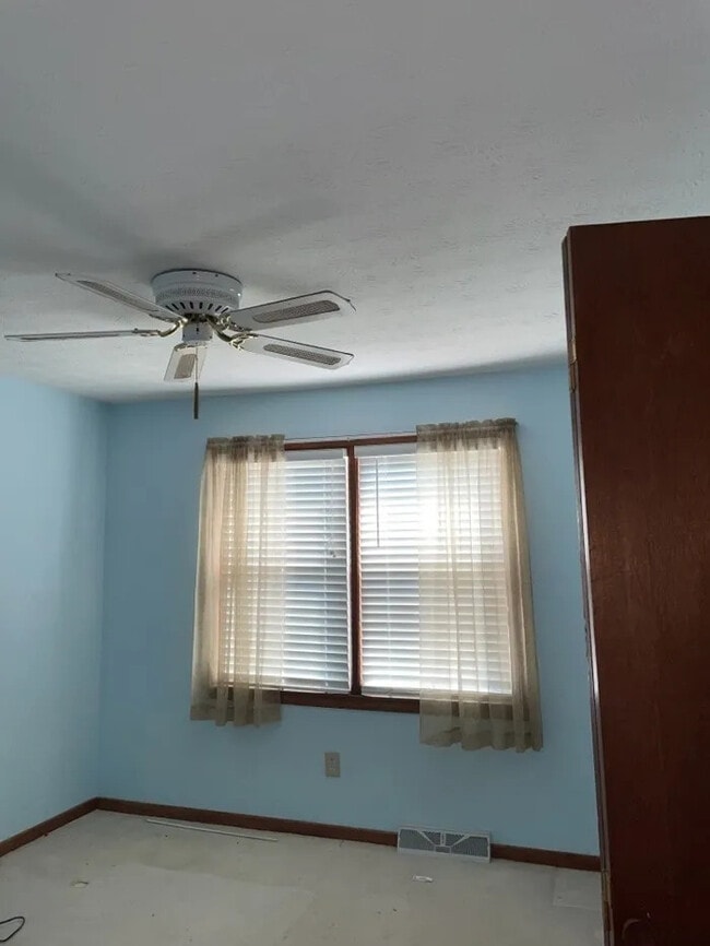 Building Photo - 3 Bedroom 2 Bathroom