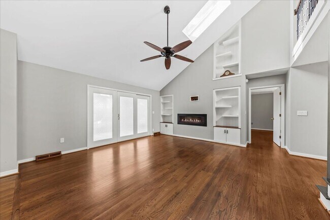Building Photo - Stunning 3 bedroom, 2.5 bathroom waterfront home available in West Ashley!