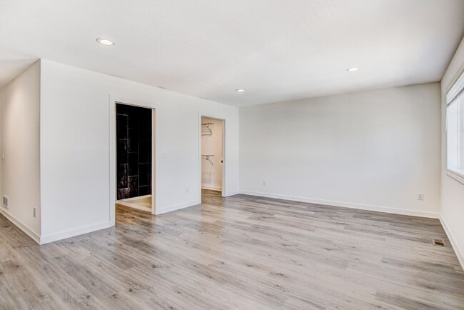Building Photo - 3 Bedroom Town Home