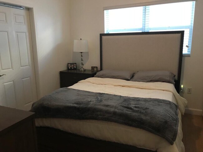 Building Photo - 2800 Pine Tree Dr