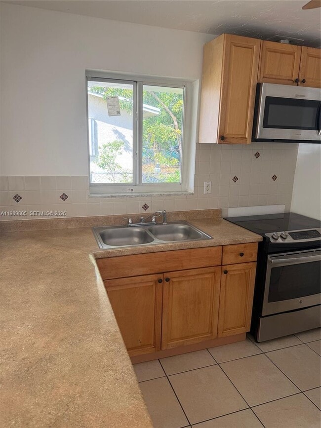 Building Photo - 608 NW 3rd Ave