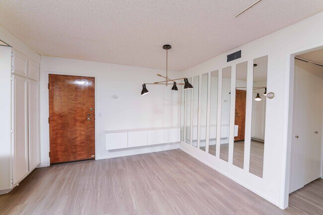 Building Photo - 2 Bedroom unit in Los Angeles