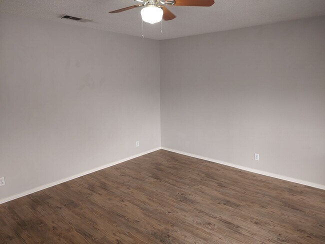 Building Photo - 1302 Hollow Creek Dr