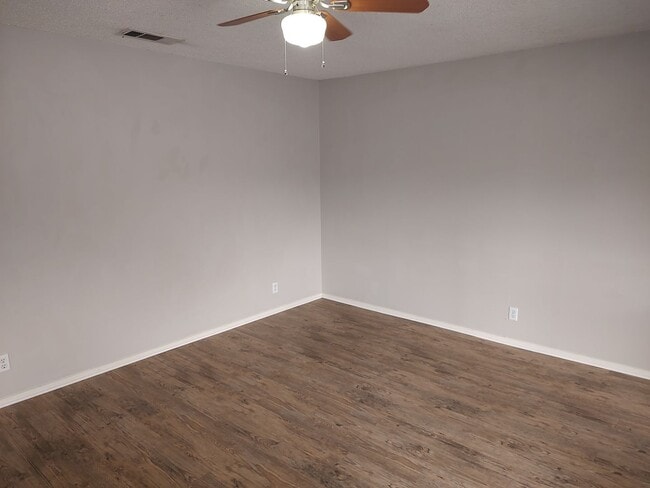 Building Photo - Cool 4-Plex walking distance to Zilker Park and Barton Springs