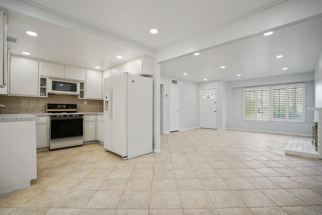 Building Photo - 7055 Avenida Leon