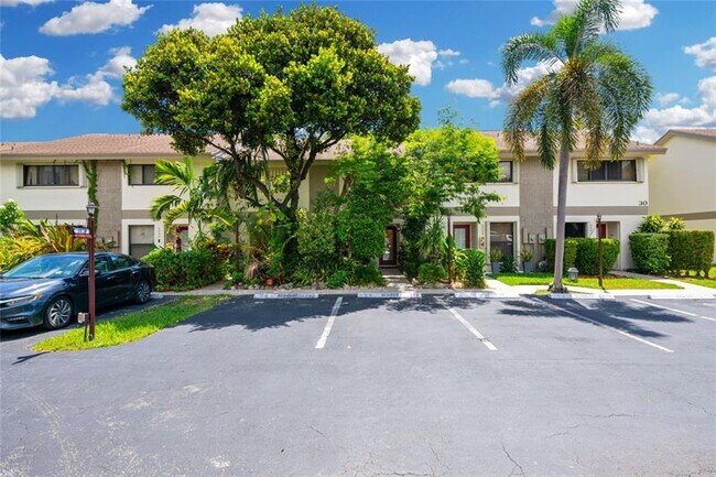 Building Photo - 3020 S Oakland Forest Dr