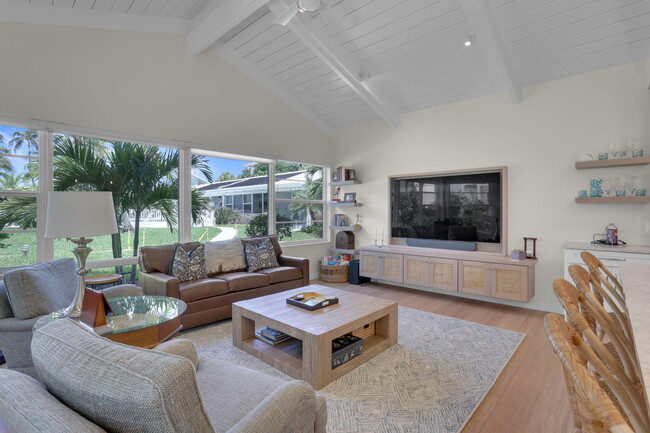 Building Photo - 320 S Ocean Blvd
