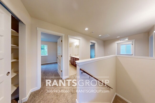 Building Photo - Beautiful Home! Easy JBLM Commute!