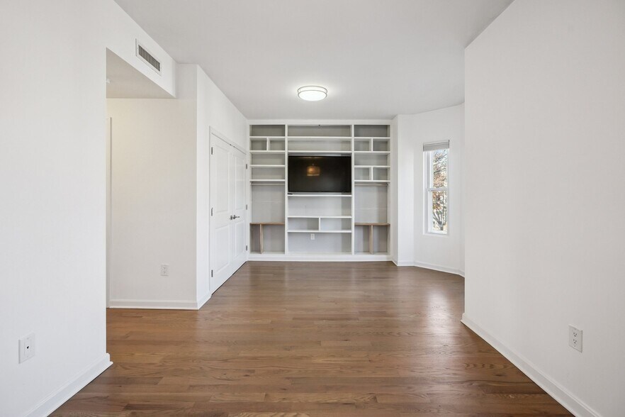 Building Photo - 77 Byron St