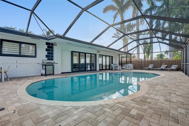 Building Photo - 1141 N North Lake Dr