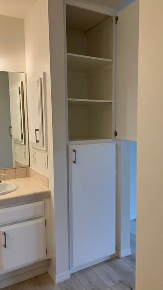 closet M bath 1 - 812 Kalpati Cir