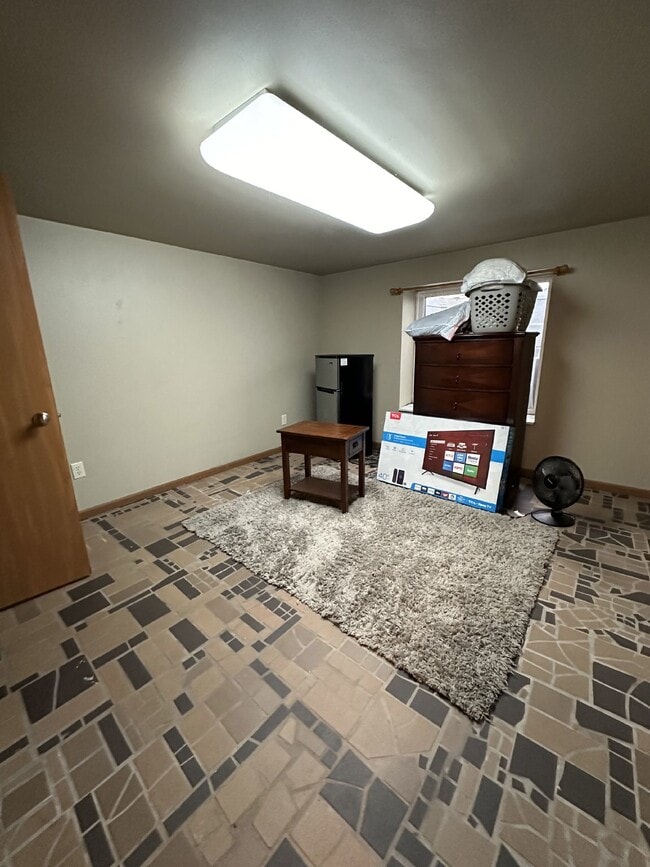 Building Photo - 4 Bed 2 Bath with AC close to UWEC!