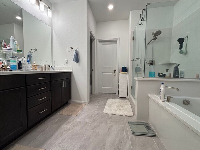 Building Photo - Gorgeous New home with 4 bed/2.5 bath in Brentwood