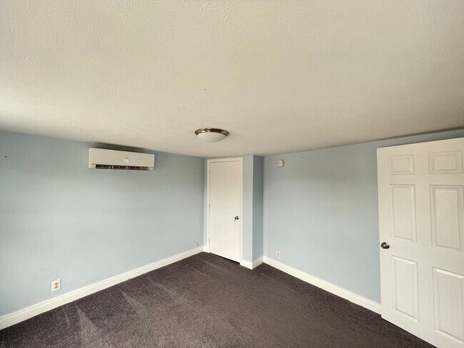 Building Photo - 139 W Hollis St