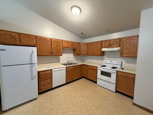 Building Photo - Duplex on Southside. 2bed/2bath with 2 car garage & privacy fence.