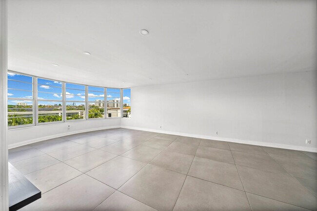 Building Photo - 3051 NE 48th St