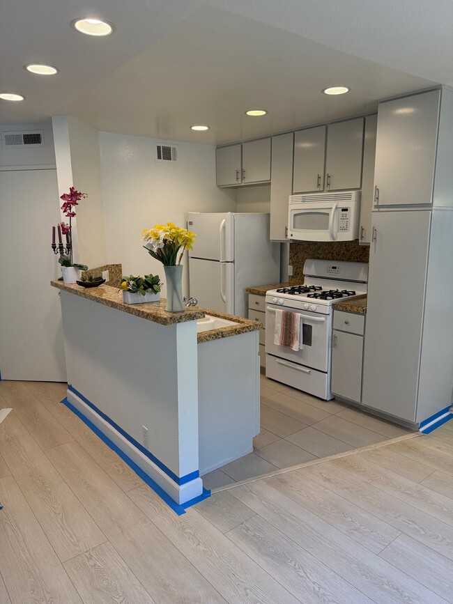 Building Photo - 4322 Matilija Ave