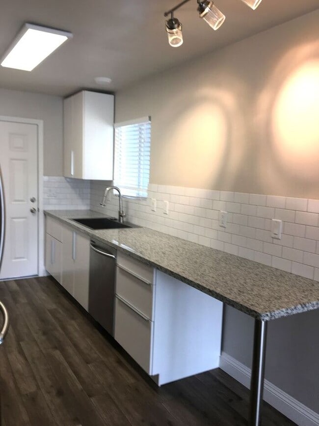 Building Photo - 410 W 9th St