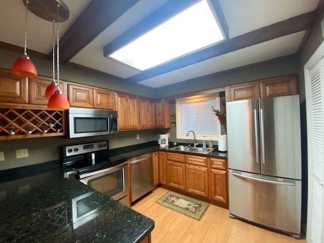 Building Photo - LOTS OF AMENITIES!!!!!