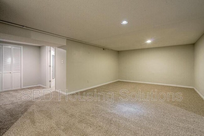 Building Photo - 405 SE Dales Ct