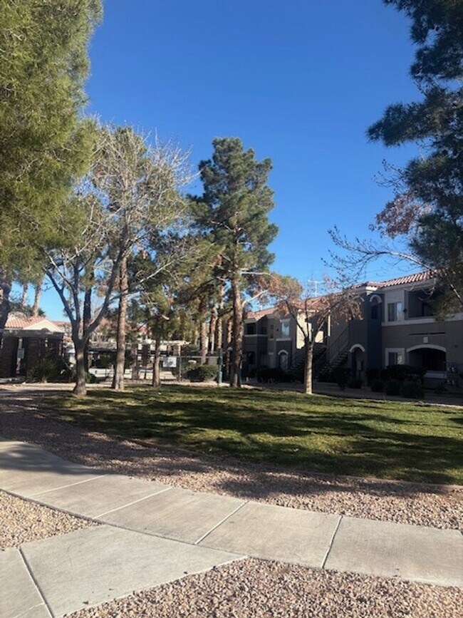 Building Photo - Downstairs unit with 3 bedroom and with two baths