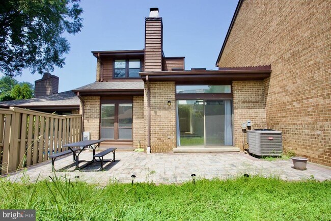 Building Photo - 5249 Strathmore Ave