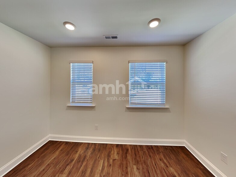 Building Photo - 566 Rivermist Dr