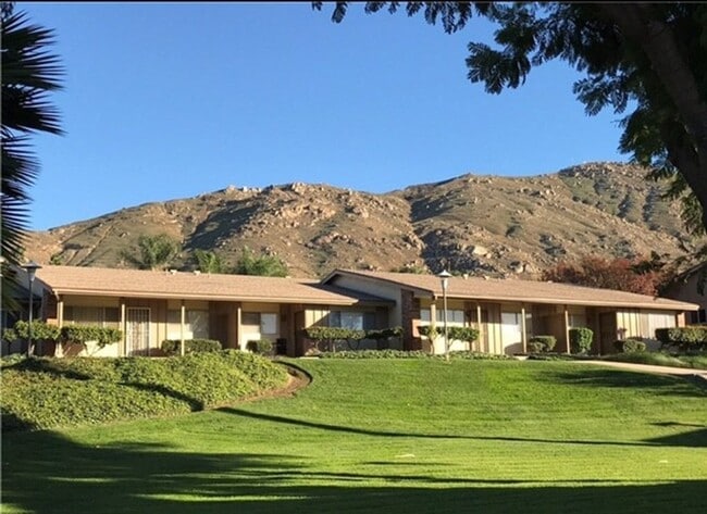 Building Photo - Amazing Grand Terrace Home