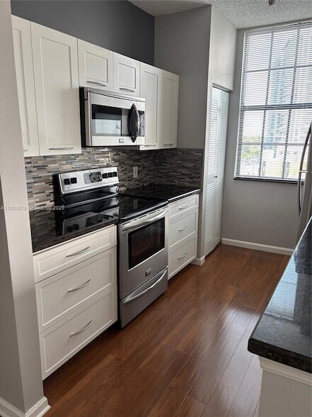 Building Photo - 1919 Van Buren St