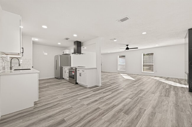 Building Photo - 11434 Loyola Dr