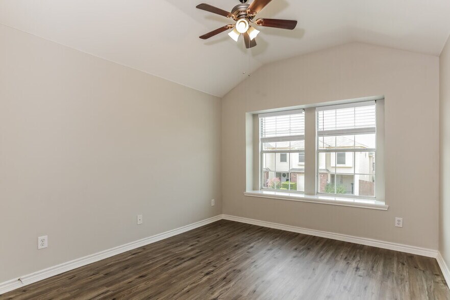 Building Photo - 12634 Bay Ave