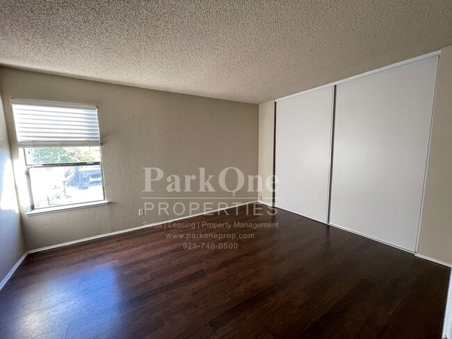 Building Photo - Spacious Town house in Pleasant Hill Now Available!