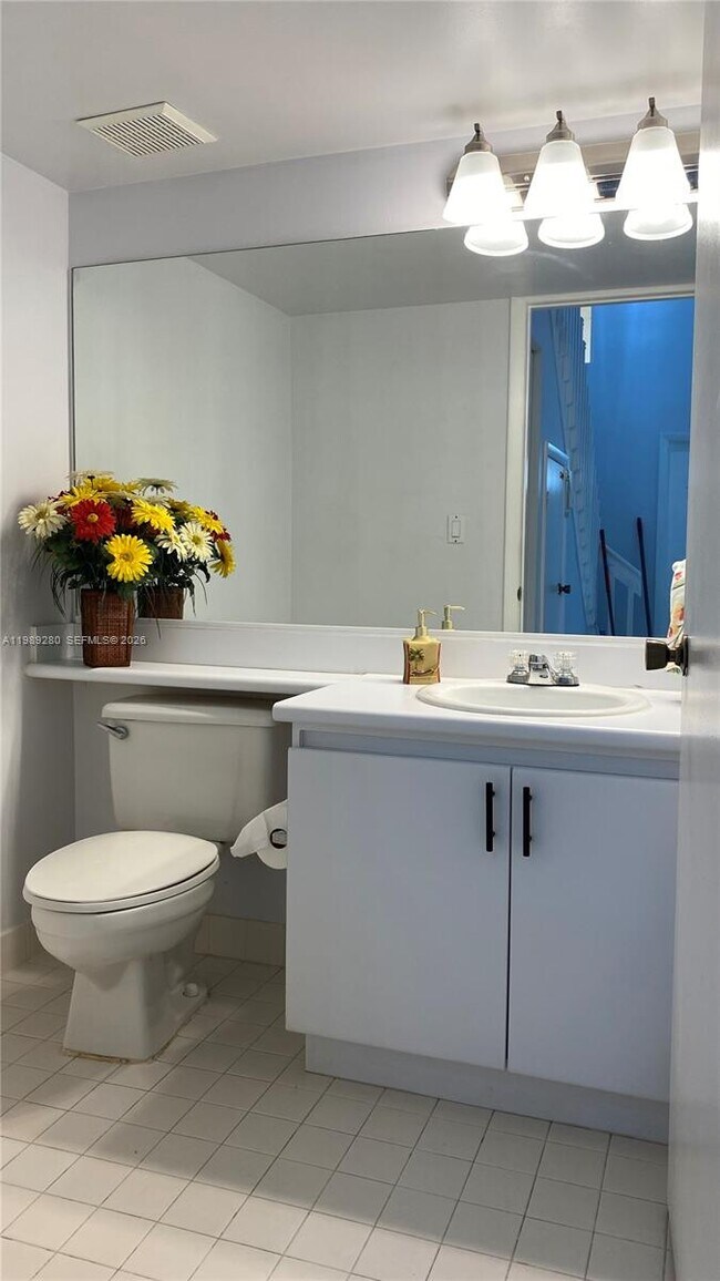 Building Photo - 543 Racquet Club Rd