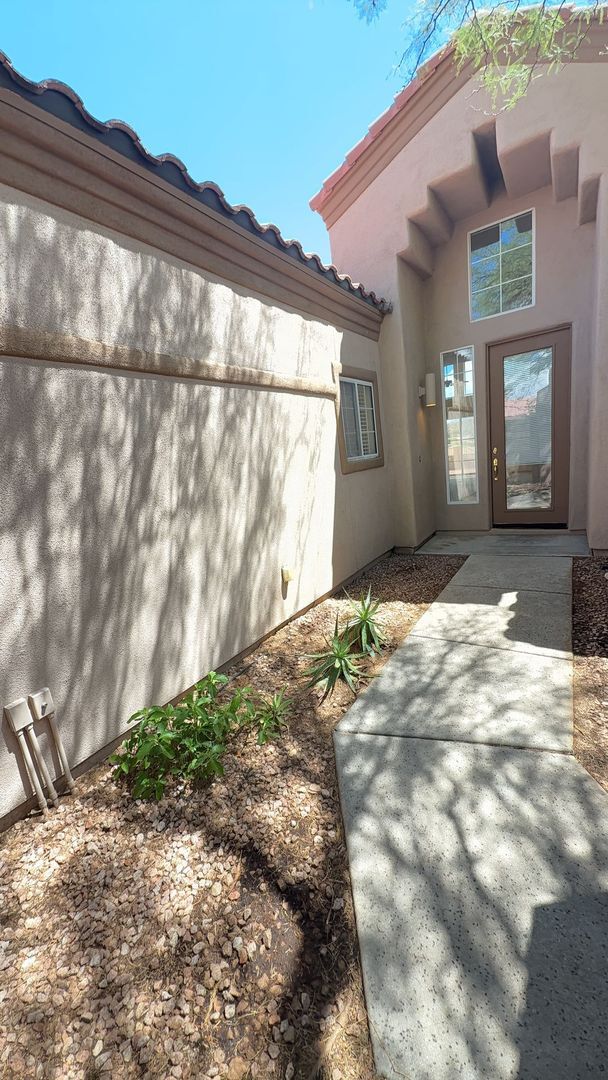 Building Photo - 10110 N Bighorn Butte Dr