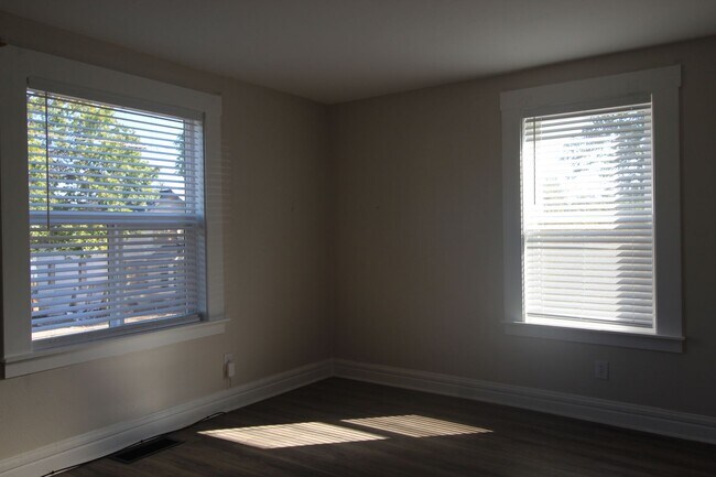 Building Photo - 614 E Hartson Ave