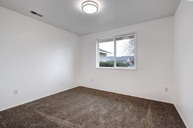 Building Photo - Nice Home, Yard care Included